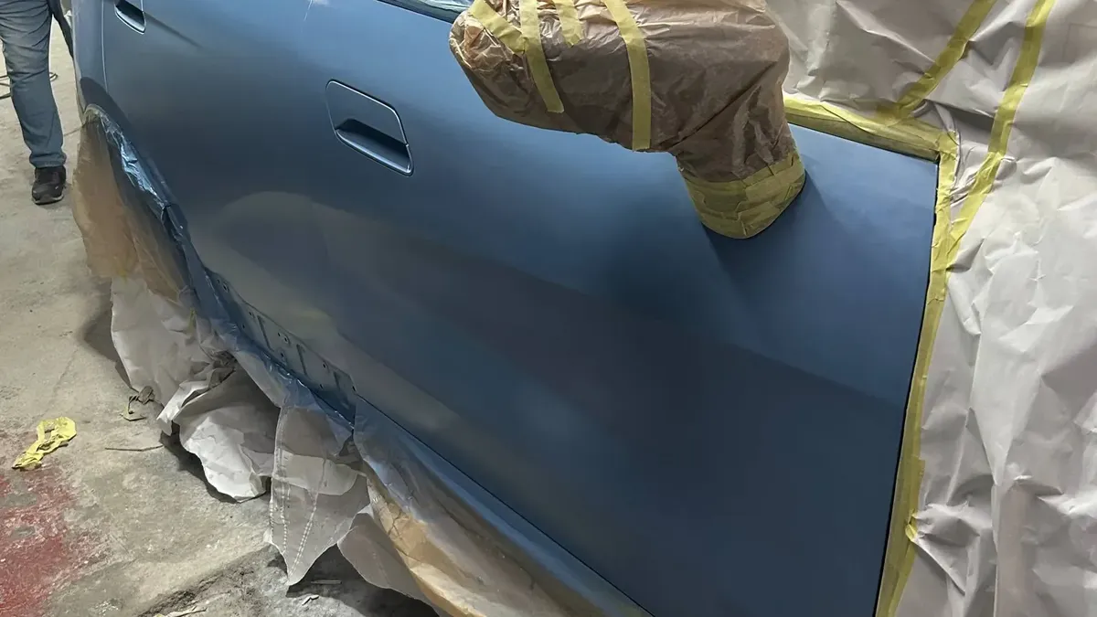 Carro enmascarado en la cabina de Latin Garage listo para pintar