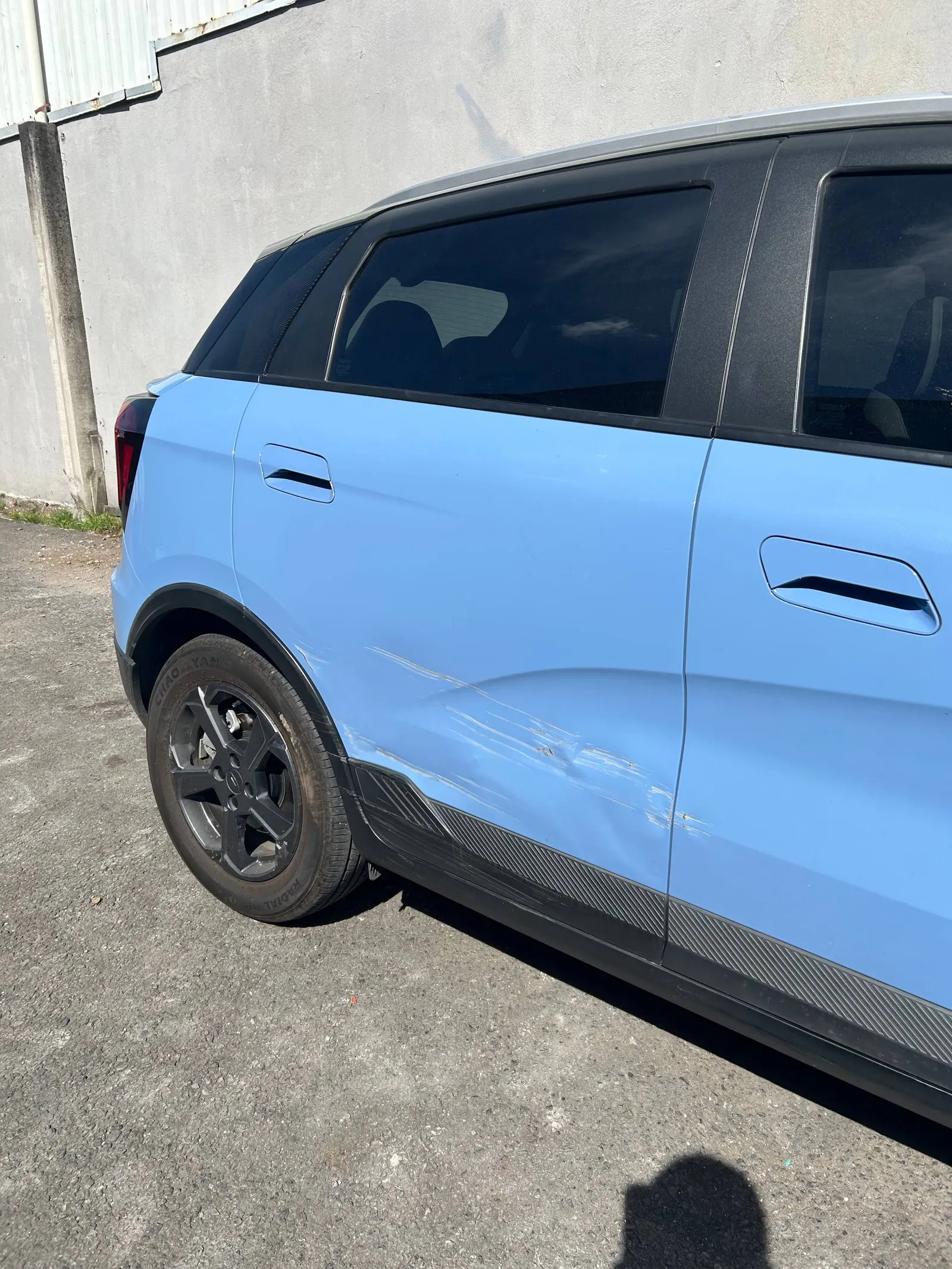 Puerta trasera derecha Geely Geometry E 2024 celeste después de reparación