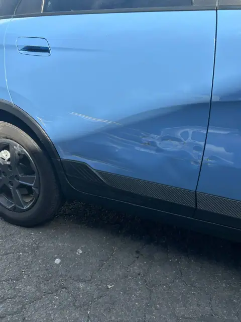 Lateral derecho Geely Geometry E 2024 después de pintura celeste