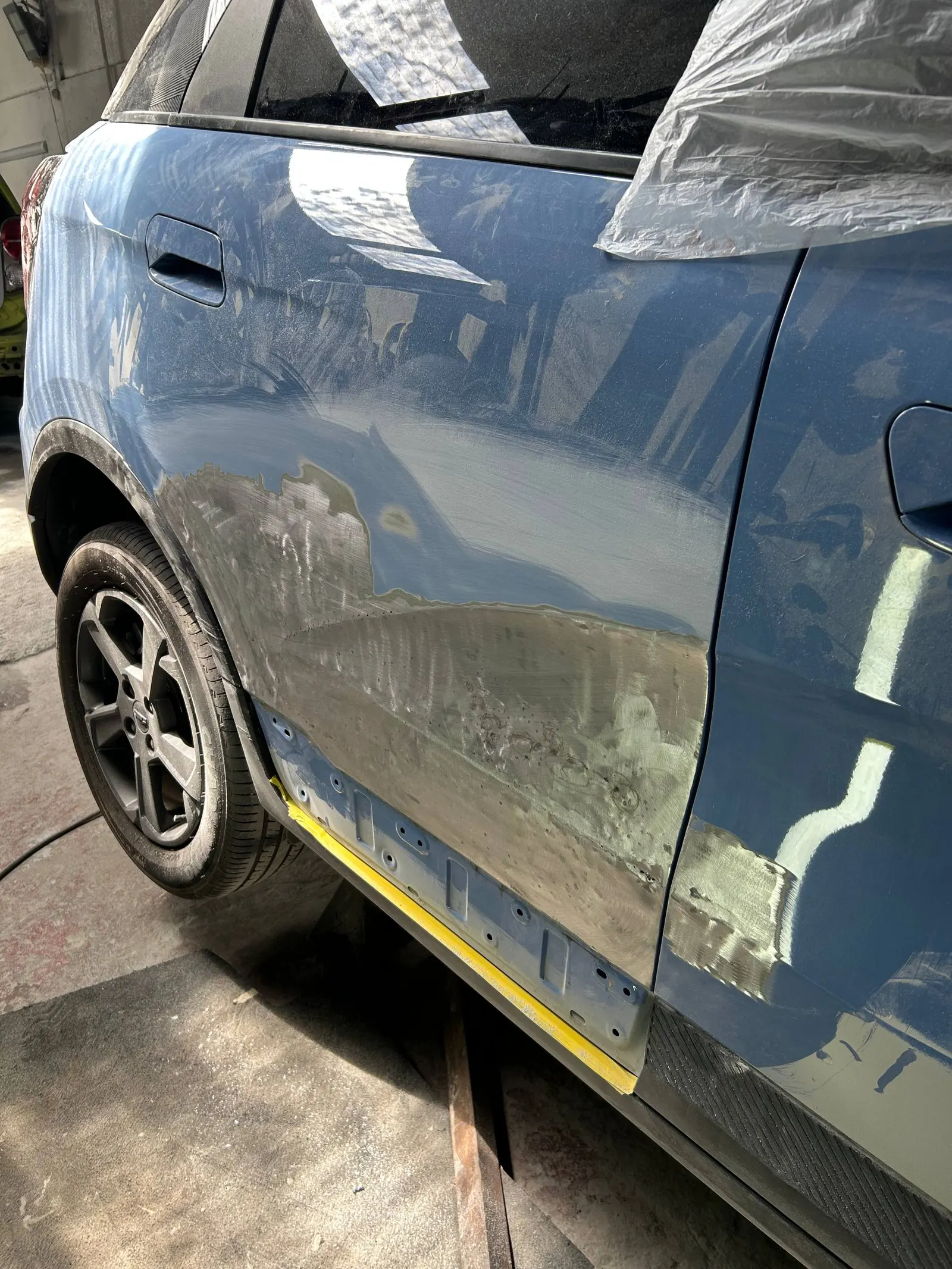 Acabado en barniz Geely Geometry E 2024 color celeste