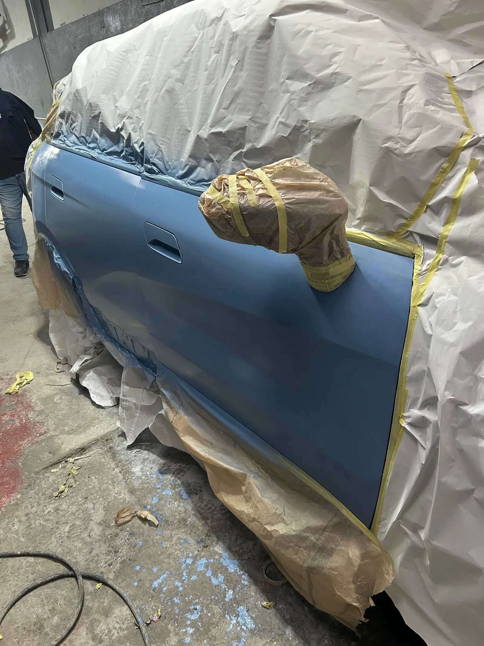 Detalle superficie pintada Geely Geometry E 2024