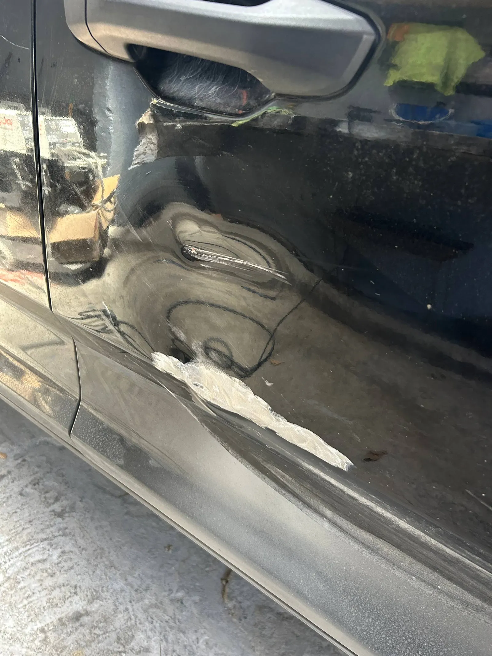 Daño en puerta lateral Maxus T60 2023 negro antes de reparar