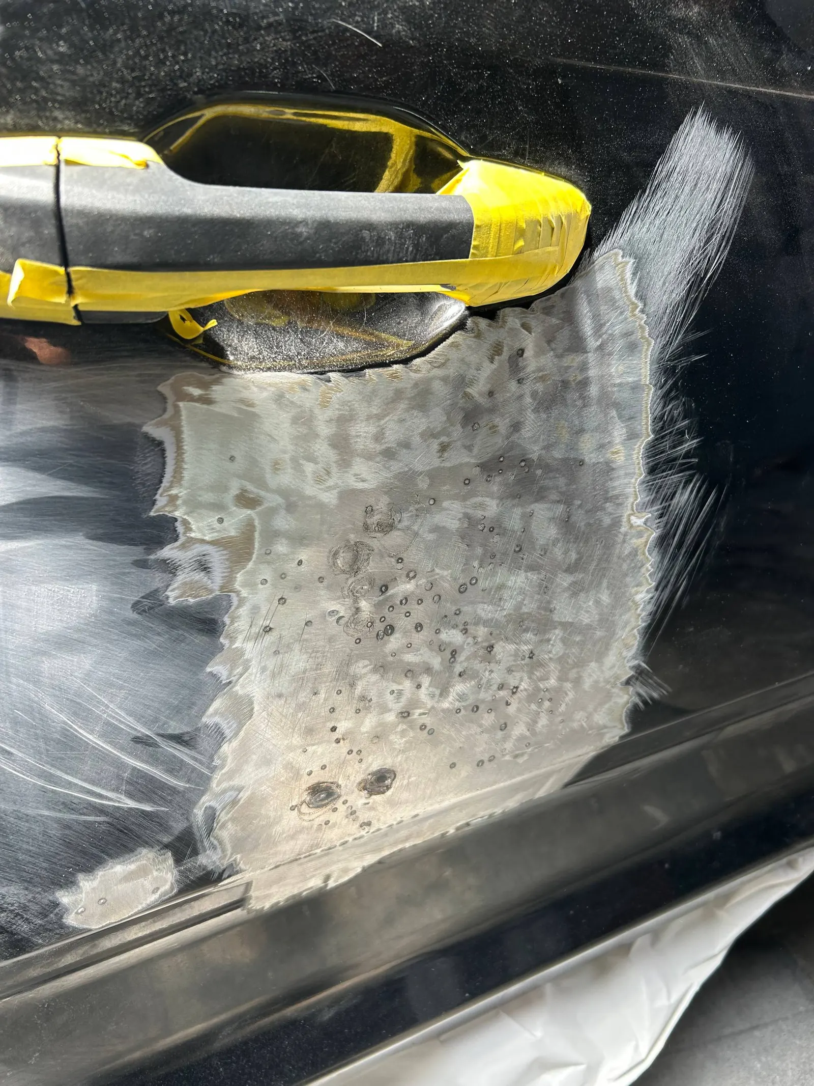 Maxus T60 2023 enmascarado en cabina de pintura de Latin Garaje