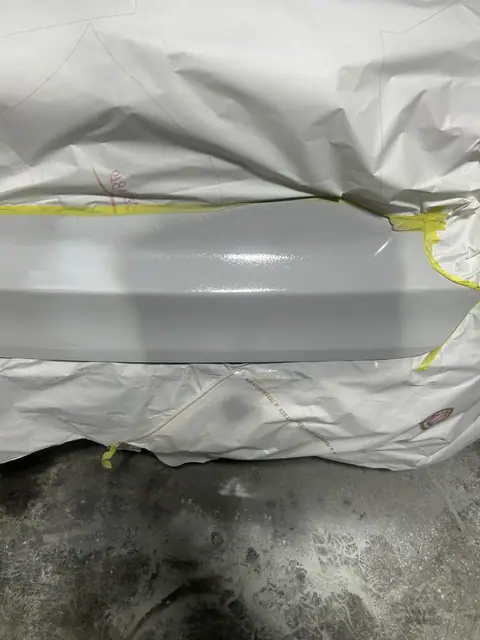 Proceso de pintura de un Toyota Yaris Cross con masking tape y papel protector.