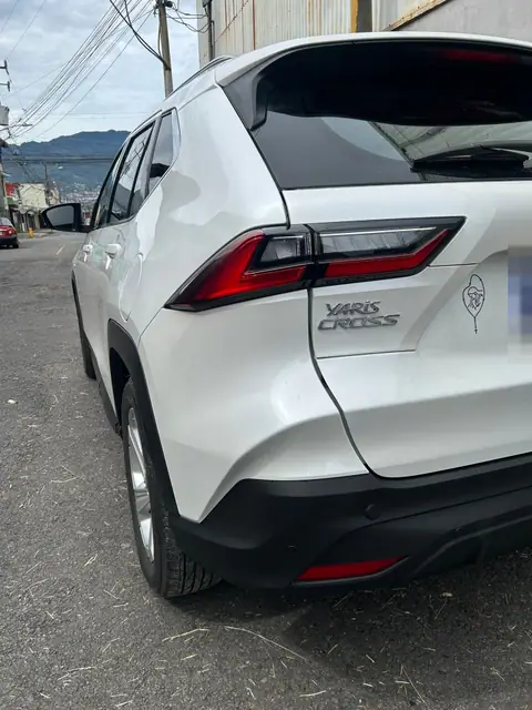 Parte trasera de un Toyota Yaris Cross blanco después de un trabajo de pintura.